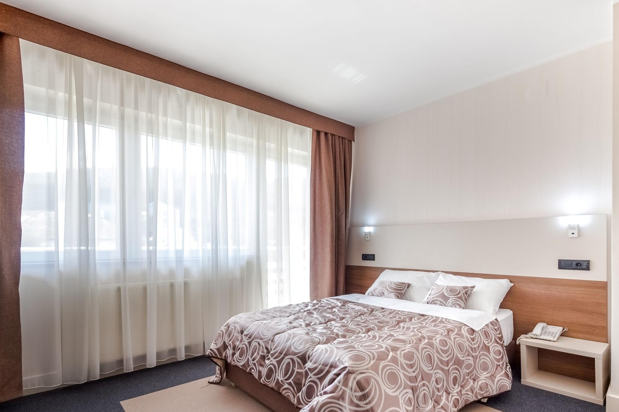 Hotel Macola Korenica Kültér fotó