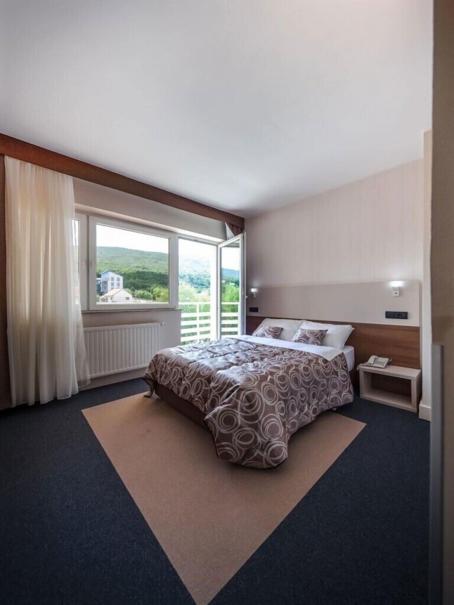 Hotel Macola Korenica Kültér fotó