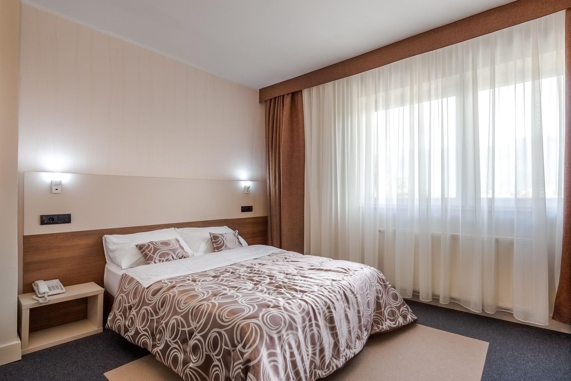 Hotel Macola Korenica Kültér fotó