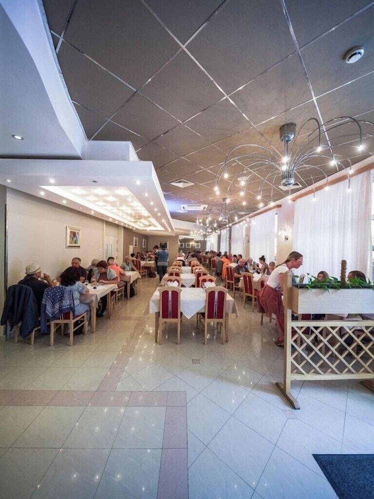 Hotel Macola Korenica Kültér fotó