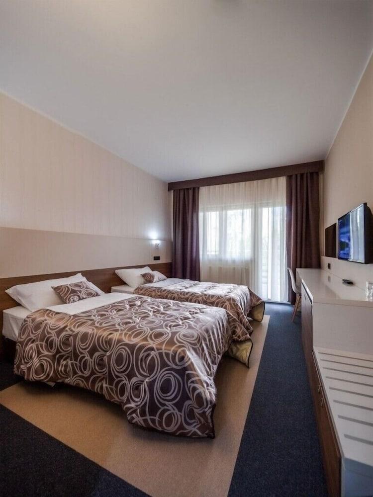 Hotel Macola Korenica Kültér fotó
