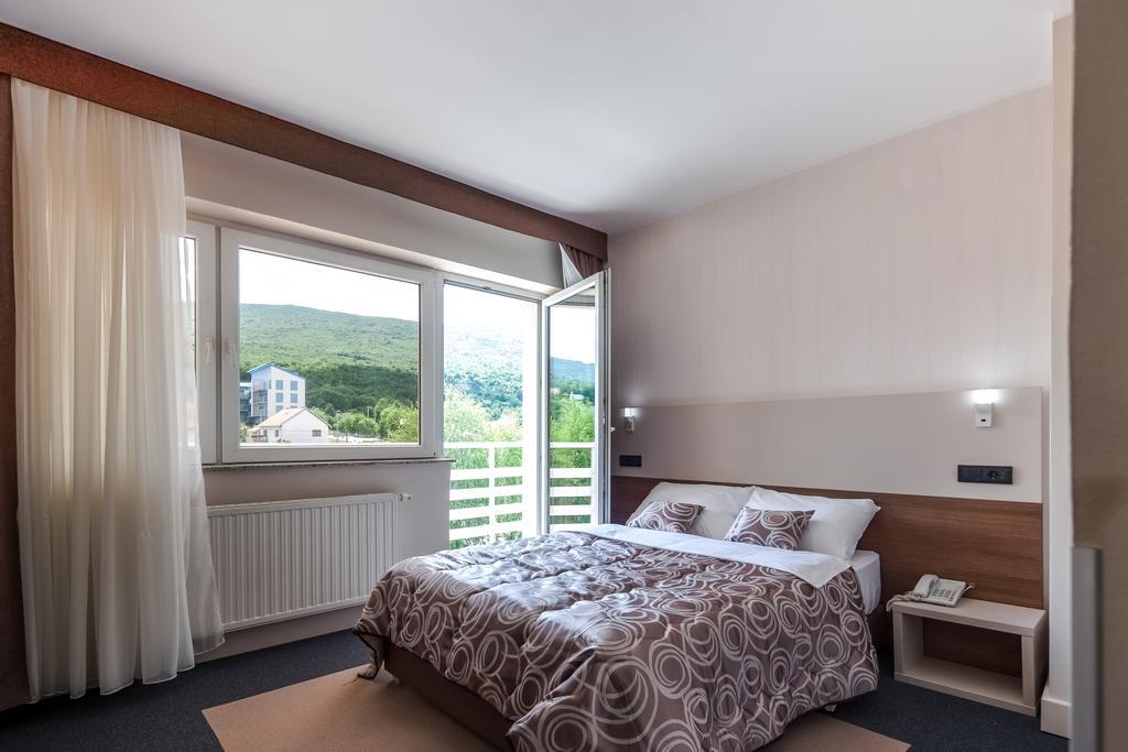 Hotel Macola Korenica Kültér fotó