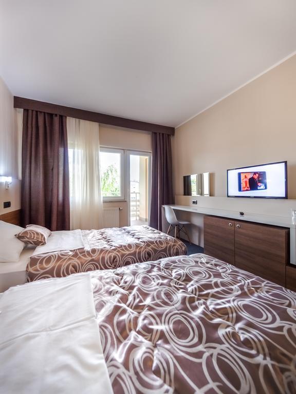 Hotel Macola Korenica Kültér fotó