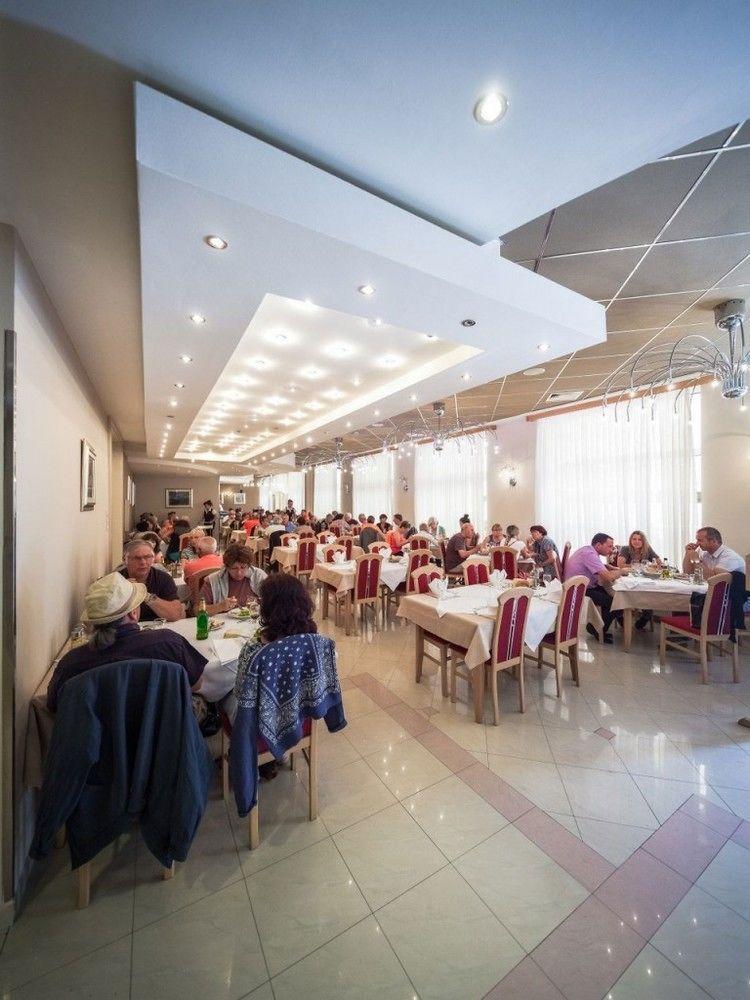 Hotel Macola Korenica Kültér fotó