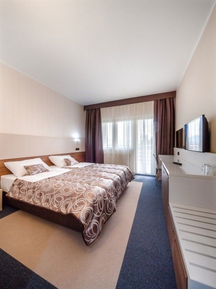 Hotel Macola Korenica Kültér fotó